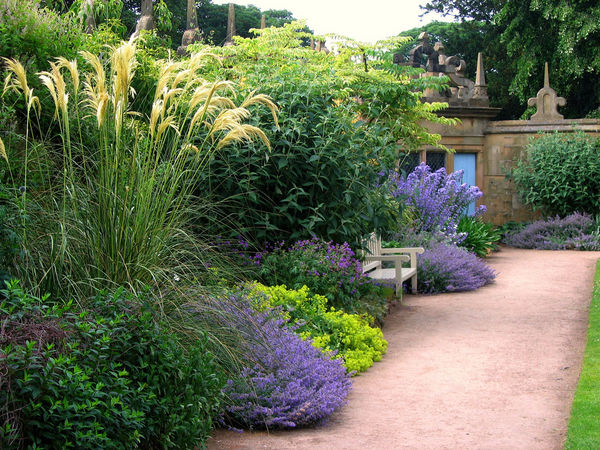 a-summer-garden-scene-from-hardwick-hall-in-derbyshire_l