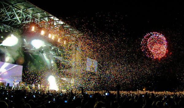 coldplay-concert-stage-osheaga-2009-with-fireworks-butterflies_l