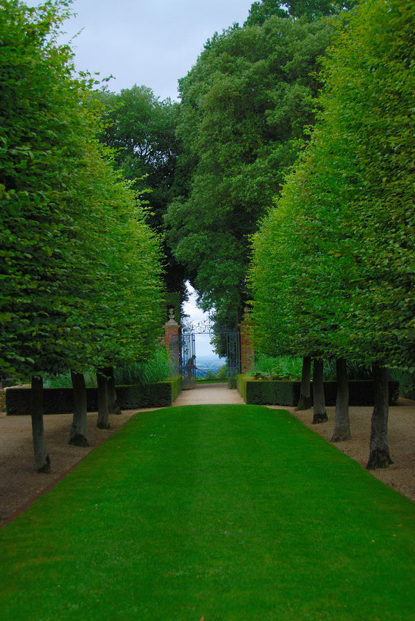 lawnmower-man-at-hidcote-manor-garden_l