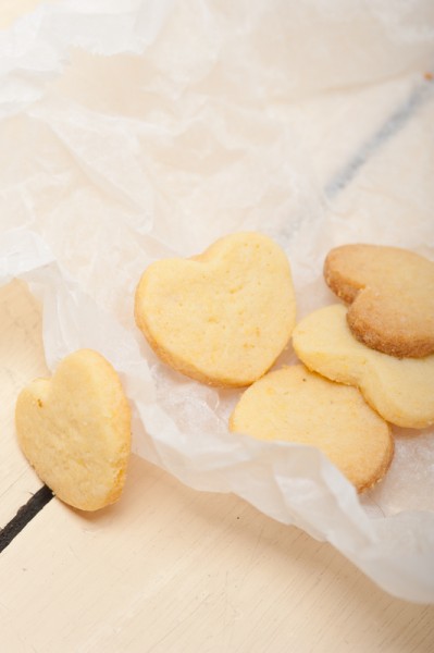 heart shaped shortbread valentine cookies