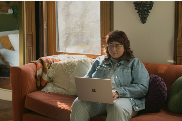 An individual using a laptop to search for the best AI search platform with Natural Language Processing capabilities